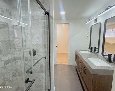 2401 E Meadowbrook Avenue - Photo Thumbnail 16