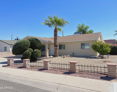 2401 E Meadowbrook Avenue - Photo Thumbnail 1