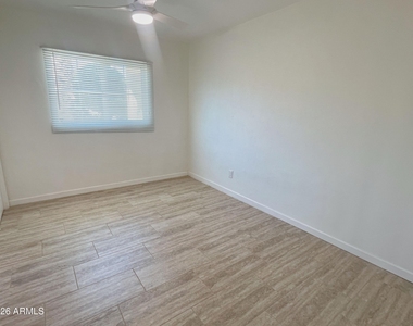 2401 E Meadowbrook Avenue - Photo Thumbnail 19