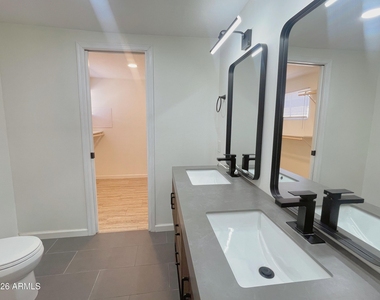 2401 E Meadowbrook Avenue - Photo Thumbnail 18