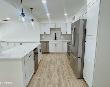 2401 E Meadowbrook Avenue - Photo Thumbnail 8