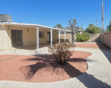 2401 E Meadowbrook Avenue - Photo Thumbnail 32