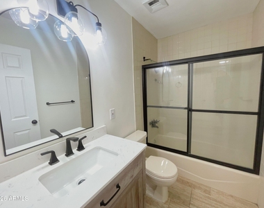 2401 E Meadowbrook Avenue - Photo Thumbnail 27