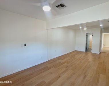 2401 E Meadowbrook Avenue - Photo Thumbnail 14