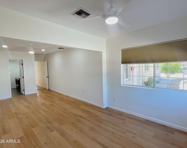 2401 E Meadowbrook Avenue - Photo Thumbnail 15