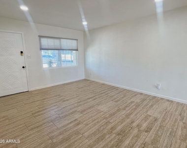 2401 E Meadowbrook Avenue - Photo Thumbnail 6