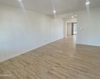 2401 E Meadowbrook Avenue - Photo Thumbnail 3