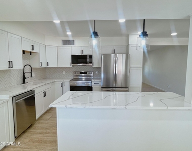 2401 E Meadowbrook Avenue - Photo Thumbnail 10