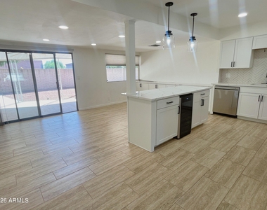 2401 E Meadowbrook Avenue - Photo Thumbnail 7