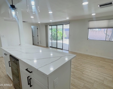 2401 E Meadowbrook Avenue - Photo Thumbnail 11