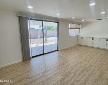 2401 E Meadowbrook Avenue - Photo Thumbnail 12