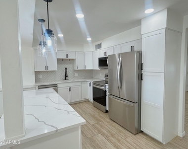 2401 E Meadowbrook Avenue - Photo Thumbnail 9