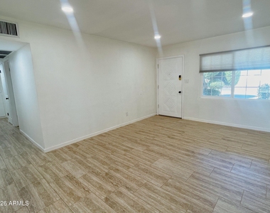 2401 E Meadowbrook Avenue - Photo Thumbnail 5