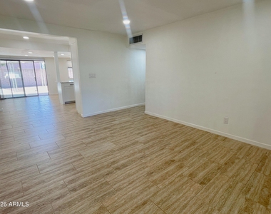 2401 E Meadowbrook Avenue - Photo Thumbnail 4