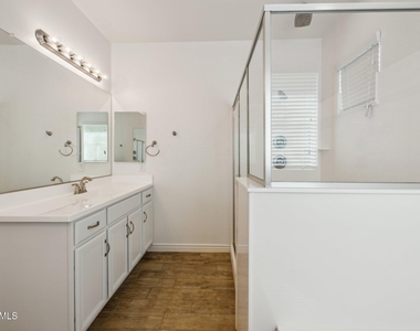 211 E Brinley Drive - Photo Thumbnail 4