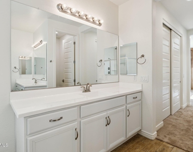 211 E Brinley Drive - Photo Thumbnail 5