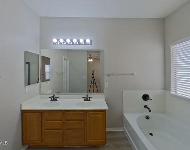 40086 W Bonneau Street - Photo Thumbnail 7