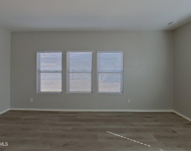 40086 W Bonneau Street - Photo Thumbnail 2