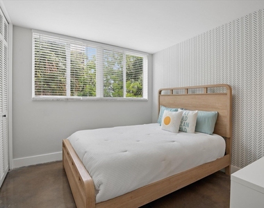 524 Orton Avenue - Photo Thumbnail 9