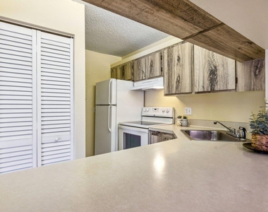 618 Sea Pine Way - Photo Thumbnail 7