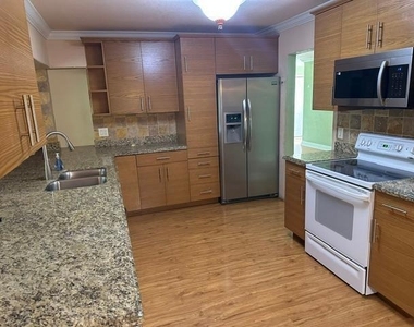 732 Se 11th Avenue - Photo Thumbnail 3