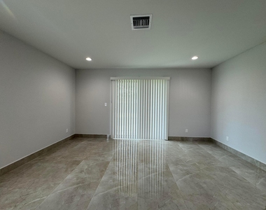 400 Ne 30th Street - Photo Thumbnail 18