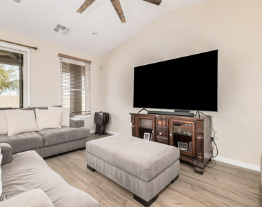 2288 E Wisteria Drive - Photo Thumbnail 8