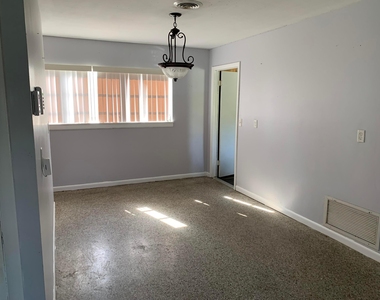 363 Hosbine Street - Photo Thumbnail 9