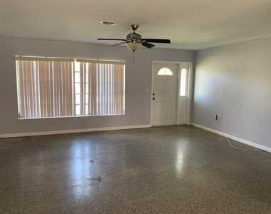 363 Hosbine Street - Photo Thumbnail 7