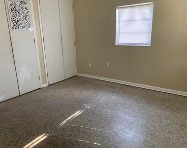 363 Hosbine Street - Photo Thumbnail 10