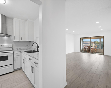 5031 W Oakland Park Boulevard - Photo Thumbnail 3
