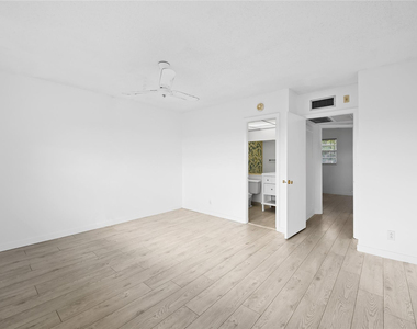 5031 W Oakland Park Boulevard - Photo Thumbnail 10
