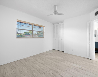 5031 W Oakland Park Boulevard - Photo Thumbnail 8