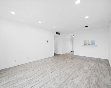 5031 W Oakland Park Boulevard - Photo Thumbnail 14