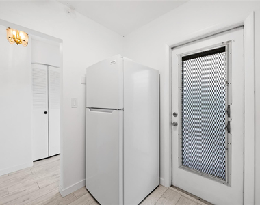 5031 W Oakland Park Boulevard - Photo Thumbnail 4