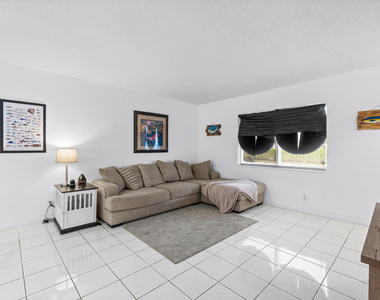 658 Ne 6th Court E - Photo Thumbnail 9