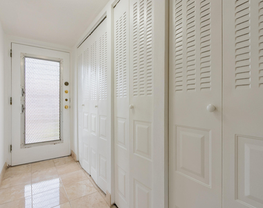 2811 Somerset Drive - Photo Thumbnail 3