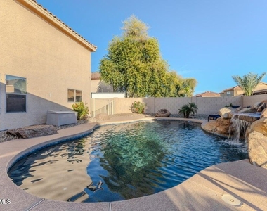 10617 W Daley Lane - Photo Thumbnail 28