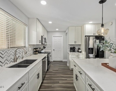 10617 W Daley Lane - Photo Thumbnail 9