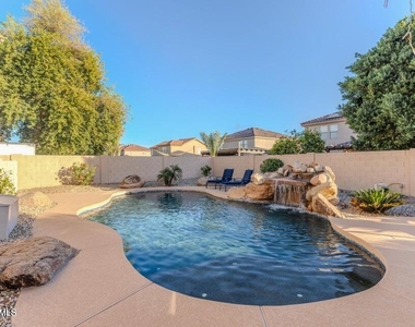 10617 W Daley Lane - Photo Thumbnail 27