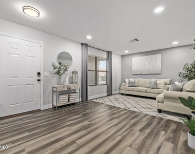 10617 W Daley Lane - Photo Thumbnail 2
