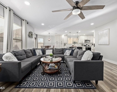 10617 W Daley Lane - Photo Thumbnail 6