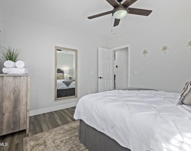 10617 W Daley Lane - Photo Thumbnail 19
