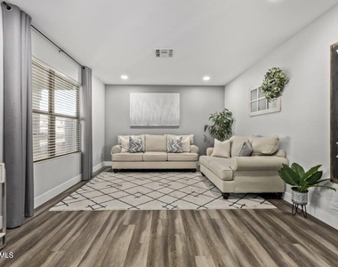 10617 W Daley Lane - Photo Thumbnail 3