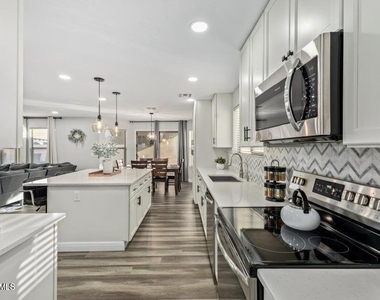 10617 W Daley Lane - Photo Thumbnail 12