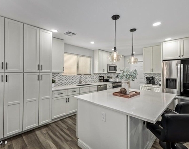10617 W Daley Lane - Photo Thumbnail 11