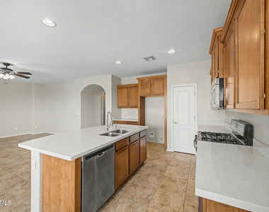319 S 197th Avenue - Photo Thumbnail 6