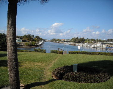 725 Hummingbird Way - Photo Thumbnail 2