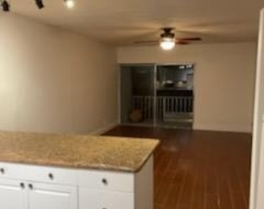 725 Hummingbird Way - Photo Thumbnail 10
