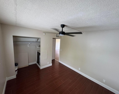 725 Hummingbird Way - Photo Thumbnail 16